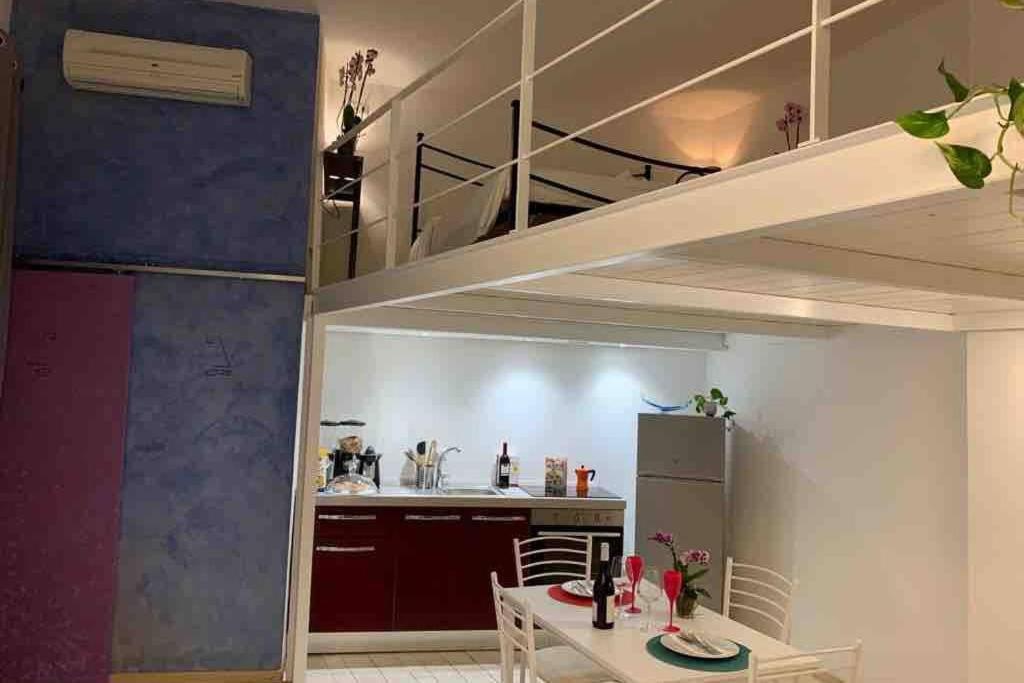 Small Mezzanine Apartment Colosseo Rome Extérieur photo