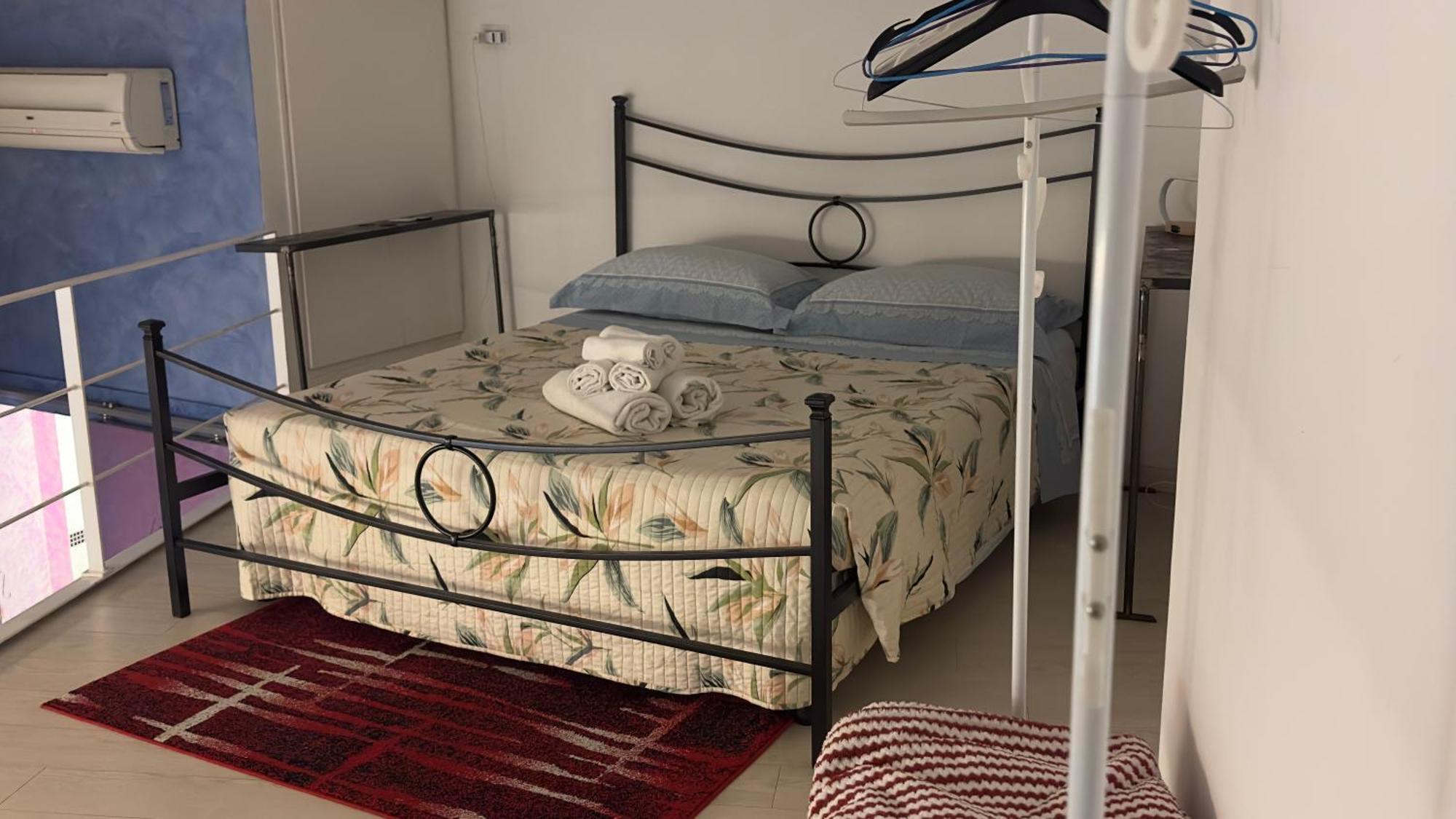 Small Mezzanine Apartment Colosseo Rome Extérieur photo